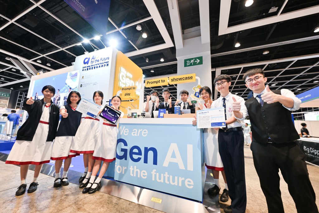 张祝珊英文中学ICT科主任容俊灏老师（右）及研发「塞车终结者」、「Auralux」的学生，均认为计划编写的课程相当实用。