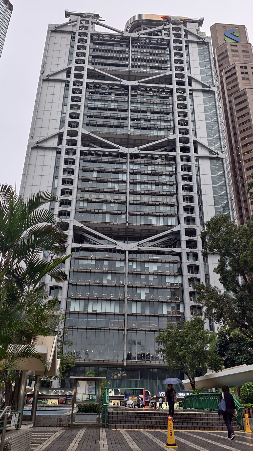 匯豐銀行總部因有懸垂物需封鎖一段路面。徐裕民攝 匯豐銀行總部因有懸垂物需封鎖一段路面。徐裕民攝