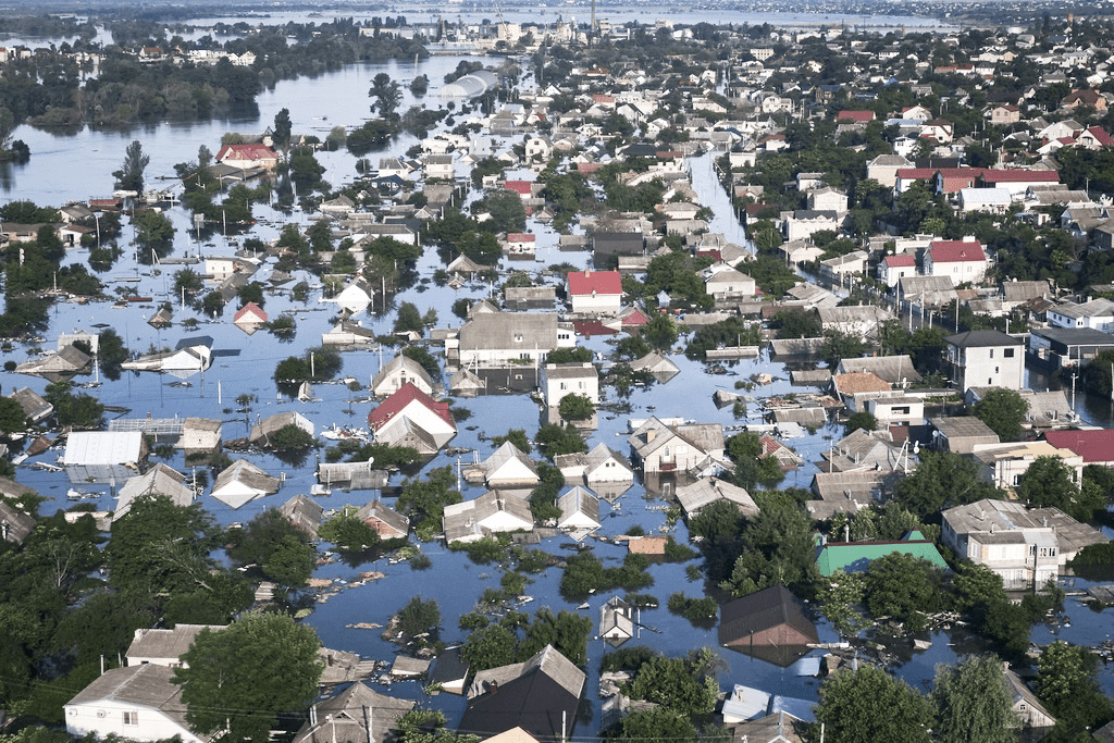 卡科夫卡大壩6日被炸毀後，下游赫爾松汪洋一片，許多房舍淹到只剩屋頂。AP