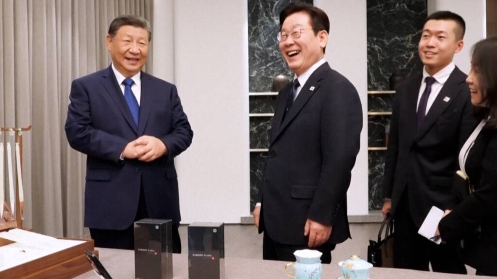 去年李在明獲習近平送贈手機，二人並以手機「後門」問題開玩笑。南韓總統府