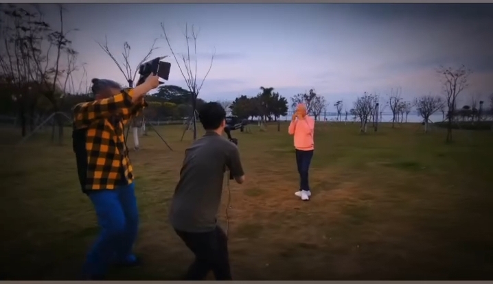 李龍基昨日（12日）在IG的限時動態，貼上為新歌《雲淡風清》的MV部份片段。