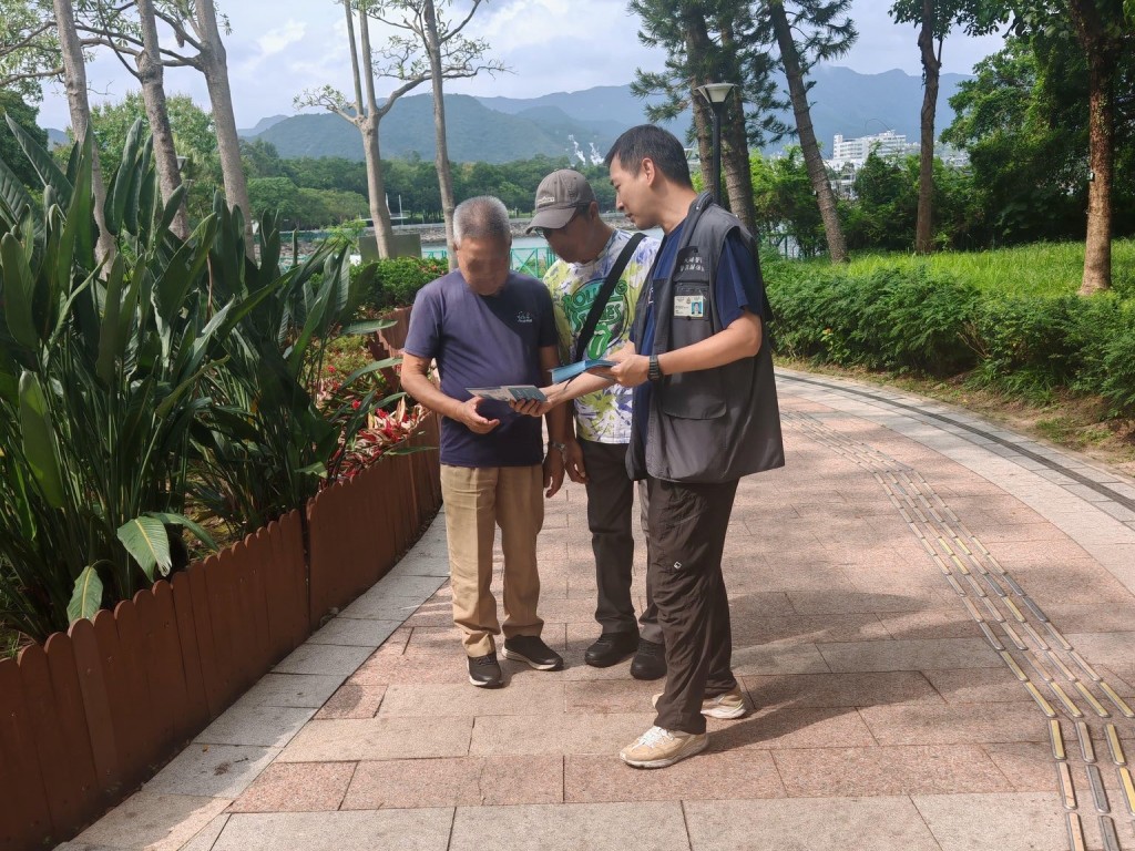 警方向市民派發宣傳單張。大埔警區FB 警方向市民派發宣傳單張。大埔警區FB