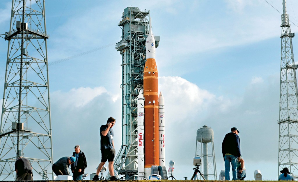 在佛州甘迺迪太空中心，SLS重型運載火箭和「獵戶座」太空船準備升空。