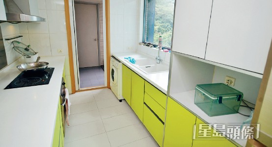 厨房采长形设计，设有上下列厨柜， 收纳空间充足。