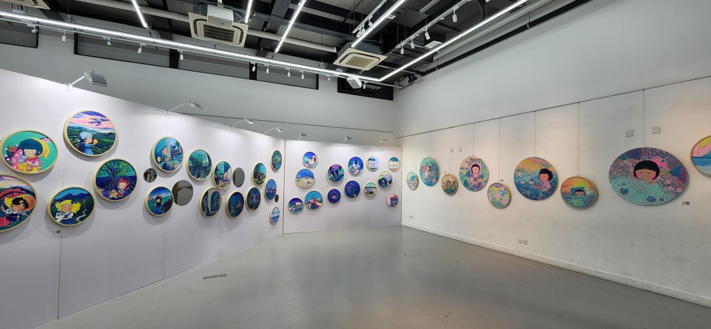 展覽展出了麥雅端出道以來的逾百幅作品。