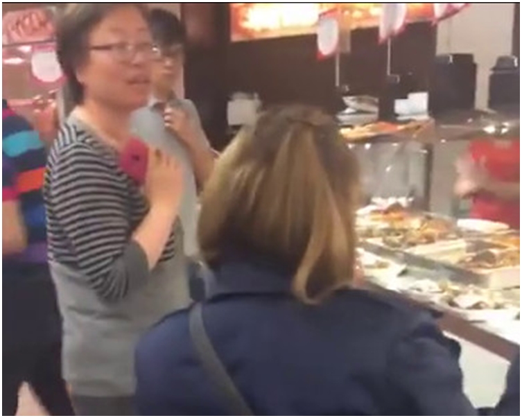 其間有人好心替她當翻譯,但那女子卻稱在工作地方不懂得英語是違法。