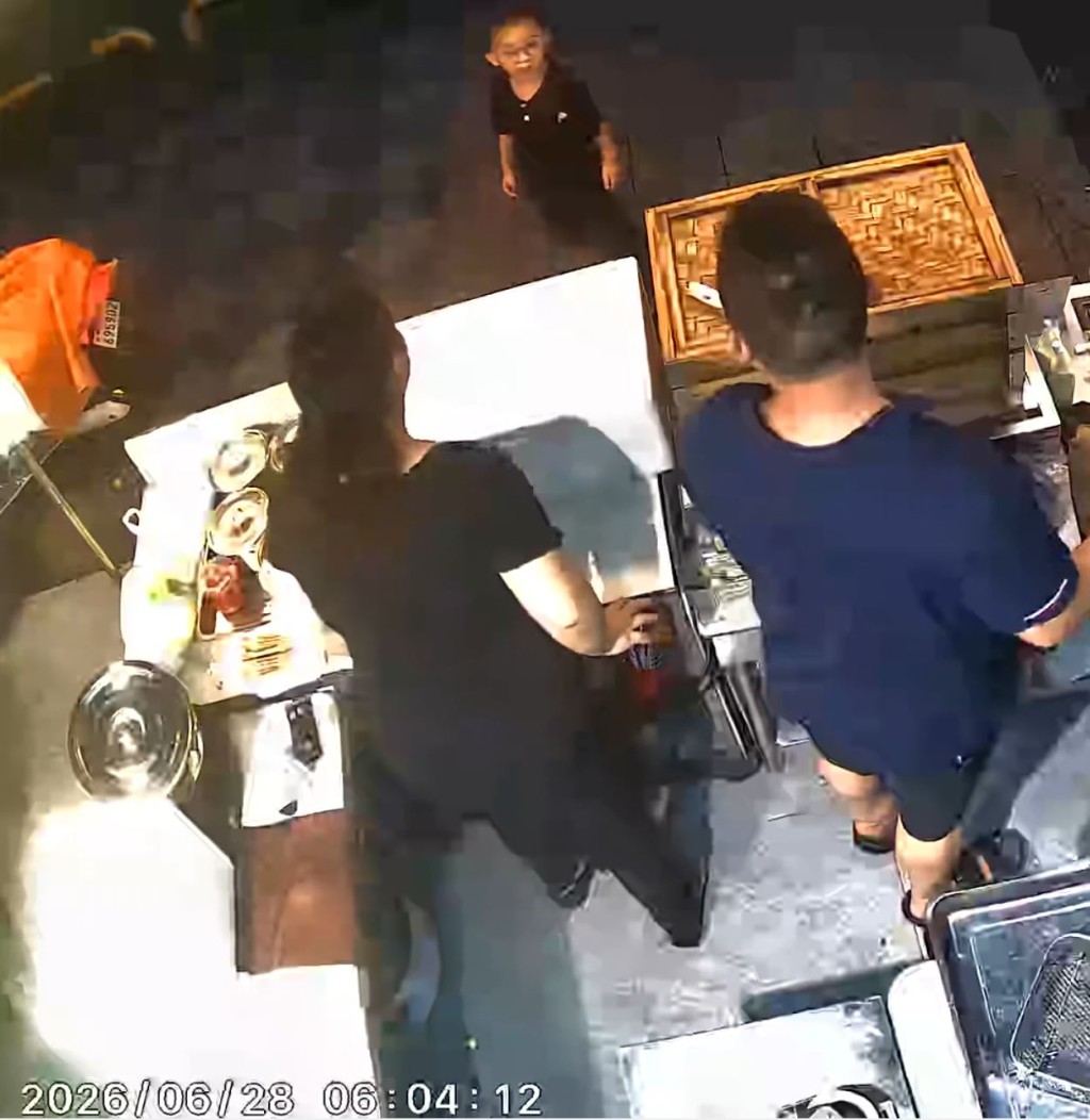黃女士及丈夫對小兒子天未光獨行2.4公里，到小食店找他們感難以置信。