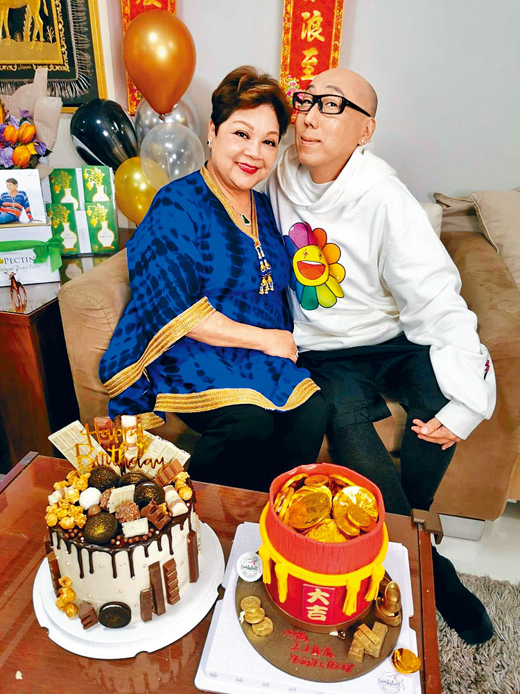 ■張學潤與一眾好友為肥媽慶祝生日。