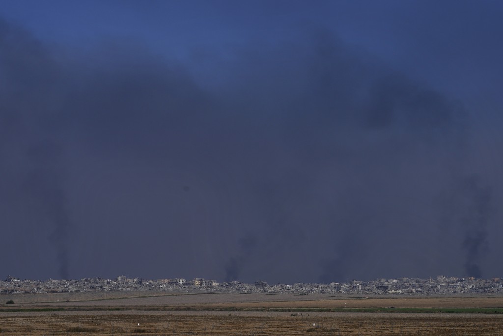 受到以軍持續空襲，加沙城冒出大量濃煙。美聯社