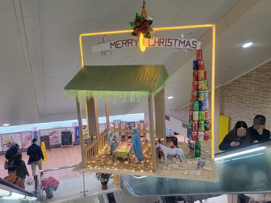 网民赞商场今年的圣诞马槽装置更胜去年。fb「真.屯门友」图片