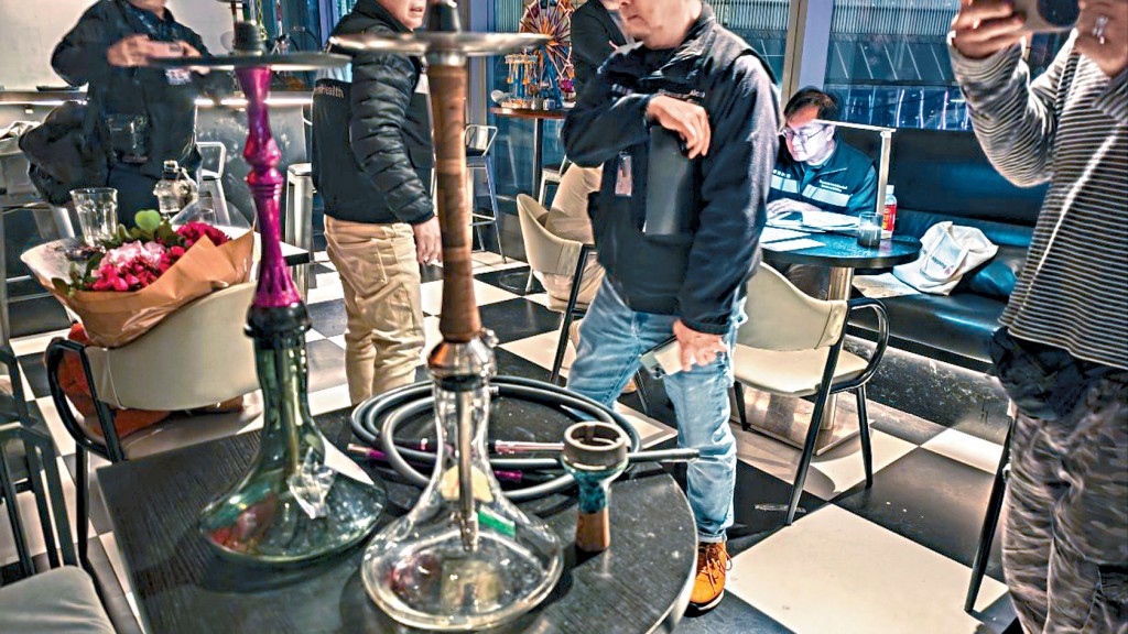 煙酒辦人員在行動中檢取兩支水煙。