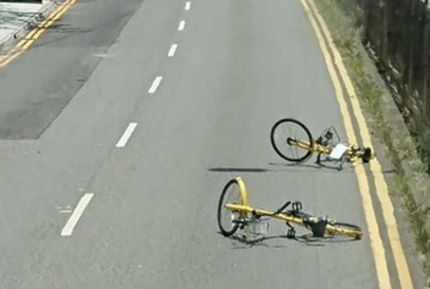 兩輛共享單車橫亙路中。 網圖