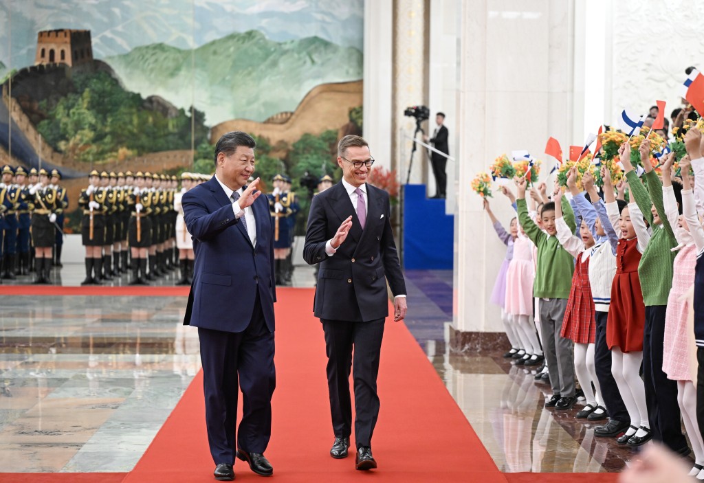 会谈前，习近平在人民大会堂北大厅为斯图布举行欢迎仪式。 新华社