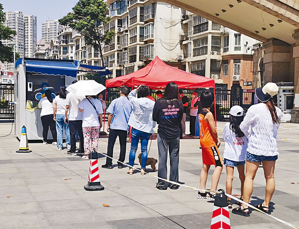 鄭州市民在核酸採樣屋外排隊檢測。