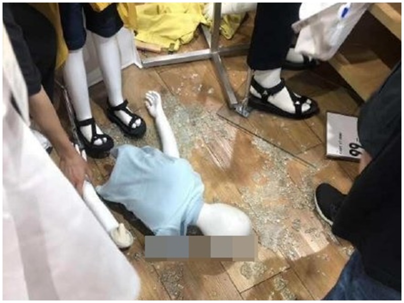 模特兒公仔無辜遭殃。微博