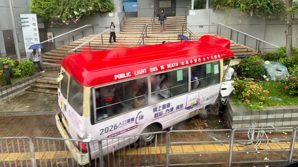 紅Van直撼大樓外樓梯花槽才停下。FB：Eddie PT@馬路的事 (即時交通資訊台)