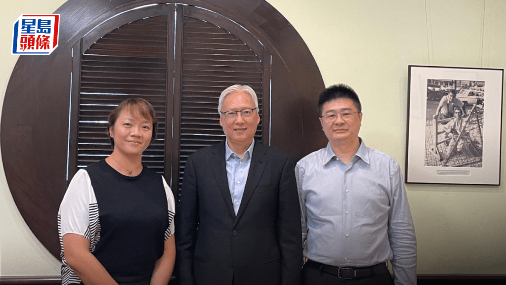 兆科眼科(6622)主席李小羿(中)指,上半年進行的銷售重組,將於下半年見成果。