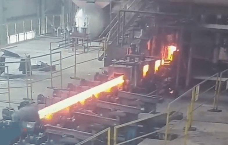 烧得火红的钢条直接撞向工人，工人倒地。