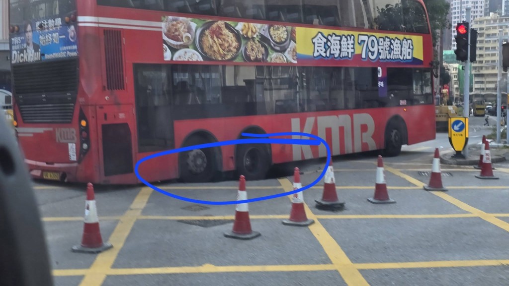 一輛九巴行經時後轆意外落坑,無法前行。網上圖片 一輛九巴行經時後轆意外落坑,無法前行。網上圖片