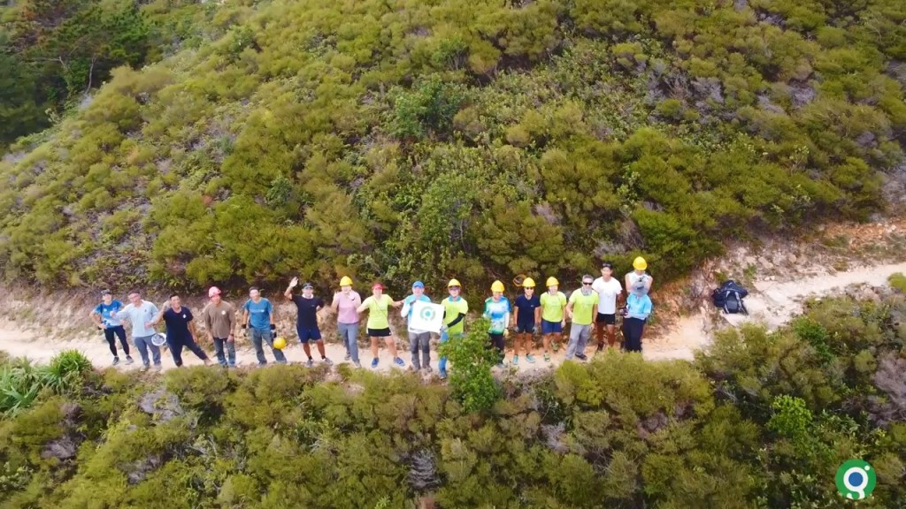 多名義工到南大嶼海岸，用天然木頭及石頭，以人手、低影響方式修繕一段向海的沖刷山徑。綠惜地球fb片段截圖