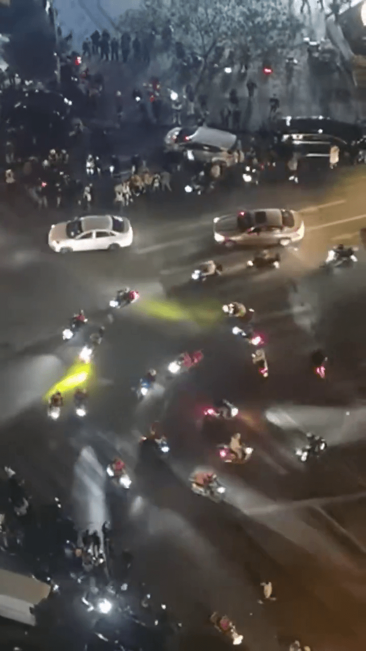 外賣員在馬路中央繞圈。 外賣員在馬路中央繞圈。