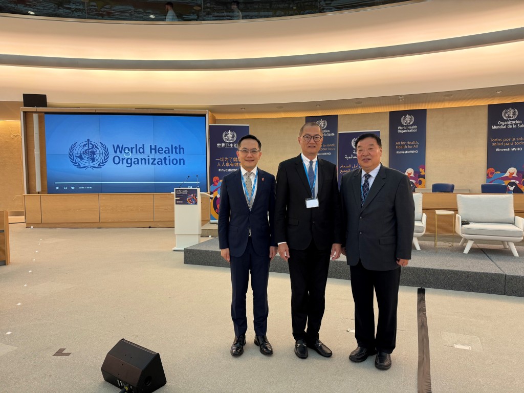 卢宠茂​（中）和林文健与健康中国研究院院长梁万年教授（右）合照。政府新闻处图片