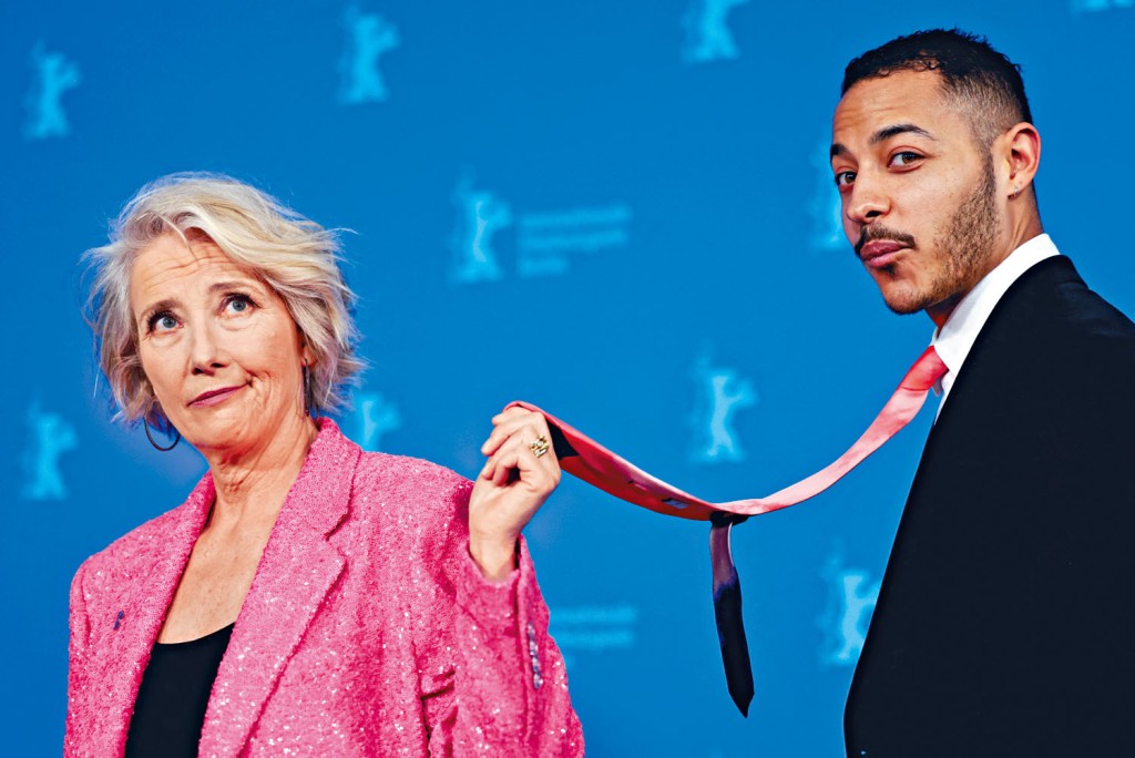 愛瑪湯遜出席柏林電影節，搞鬼拉着拍檔Daryl的領呔。