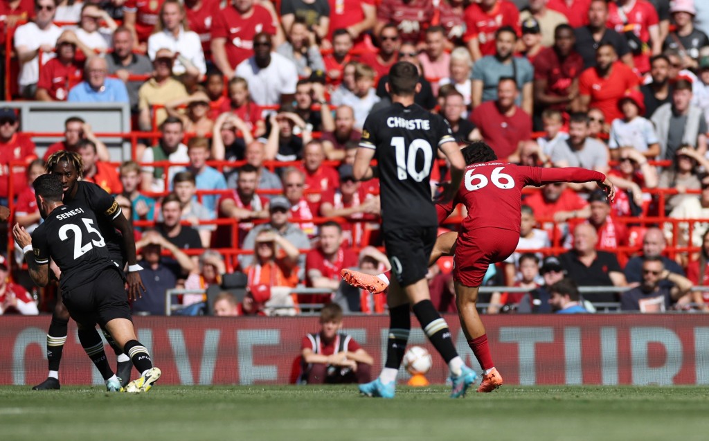 阿诺特(右)禁区外的冲力射球，为利物浦赢至3:0。REUTERS