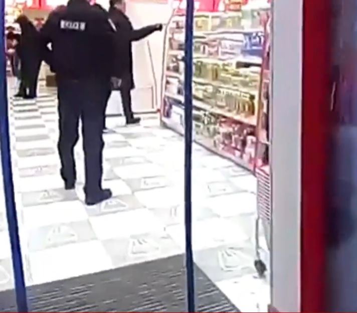 吉林7旬老翁扮女人零元购被捕。抖音＠延边广播电视台