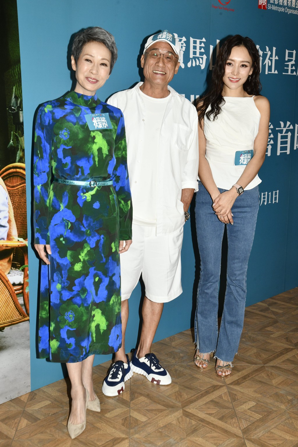 梁家辉、叶童及何佩瑜到铜锣湾出席电影《我爱你！》慈善首映礼。