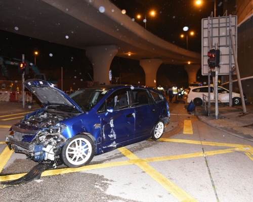 藍色七人車被撞至車頭撞毀。