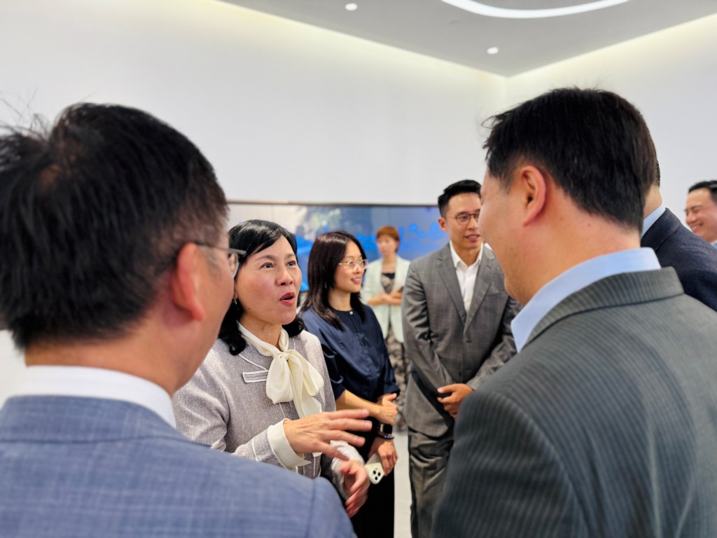 陈美宝参观内地网约车企业，其间与议员交流。政府新闻处
