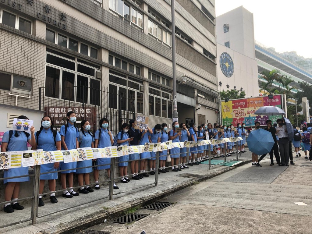 逾80名學生進行人鏈活動，高呼口號及唱反修例歌。