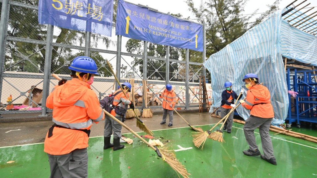 清潔工人在維園年宵市場結束後清理場地。政府新聞處
