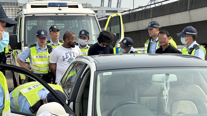 司機（白衫）與2乘客涉販毒被捕。梁國峰攝