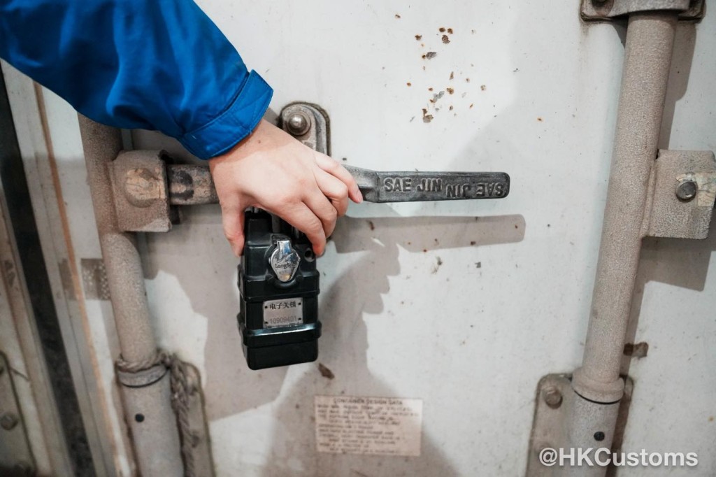 香港海關人員仔細檢查了貨物的外包裝，確認相關跨境車輛已配備海關認可的GPS電子鎖。