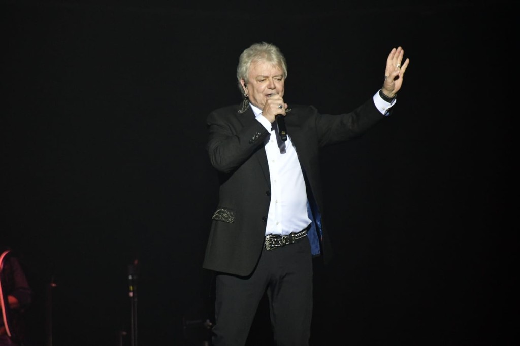 主音Russell Hitchcock大感香港變化大，但港人依舊美麗。