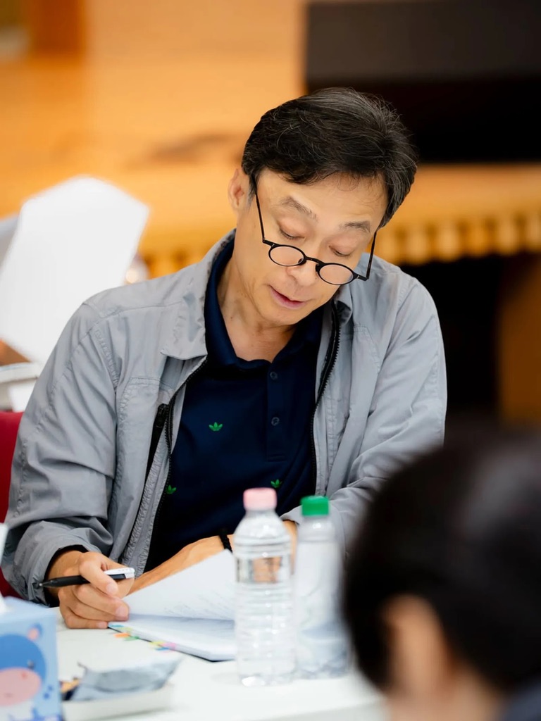 李星民飾演神父,將與劉亞仁攜手捉吸血鬼。 李星民飾演神父,將與劉亞仁攜手捉吸血鬼。