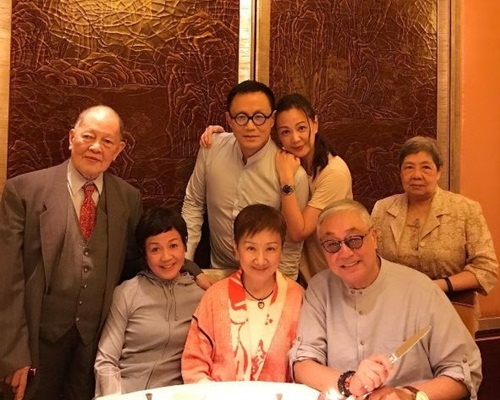Linda攬住老公,同家人溫馨慶祝,同時為曾江慶生。