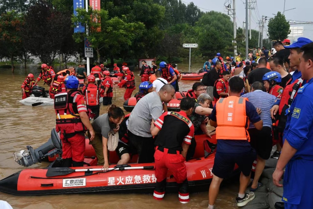 救援人员在涿州疏散居民。　中新社