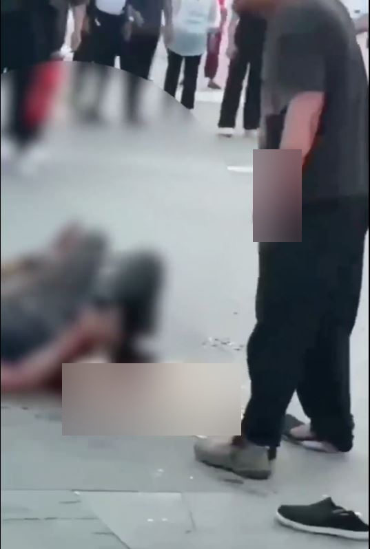 夹包哥在广场跳舞期间被光头男持刀刺杀。