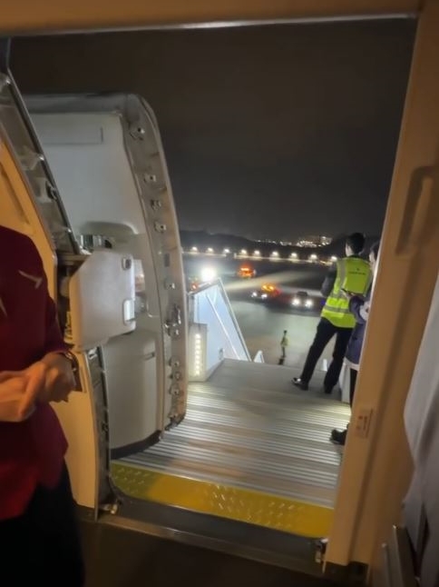 最終乘客及機組人員陸續離開機艙，乘坐接駁巴士返回候機大堂。Threads：matt_yc