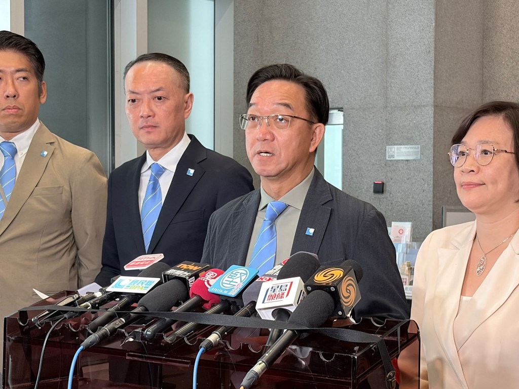劉業強建議持續完善「港車北上」計劃,簡化申請程序和降低手續費用。 劉業強建議持續完善「港車北上」計劃,簡化申請程序和降低手續費用。