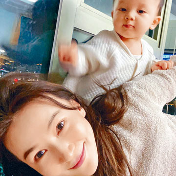 ■Marie大晒自己在家中素顏陪幼子玩的親子照。