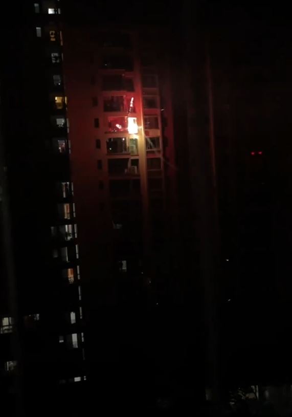 廣州某屋苑的高層無人住戶遭煙花擊中起火。影片截圖