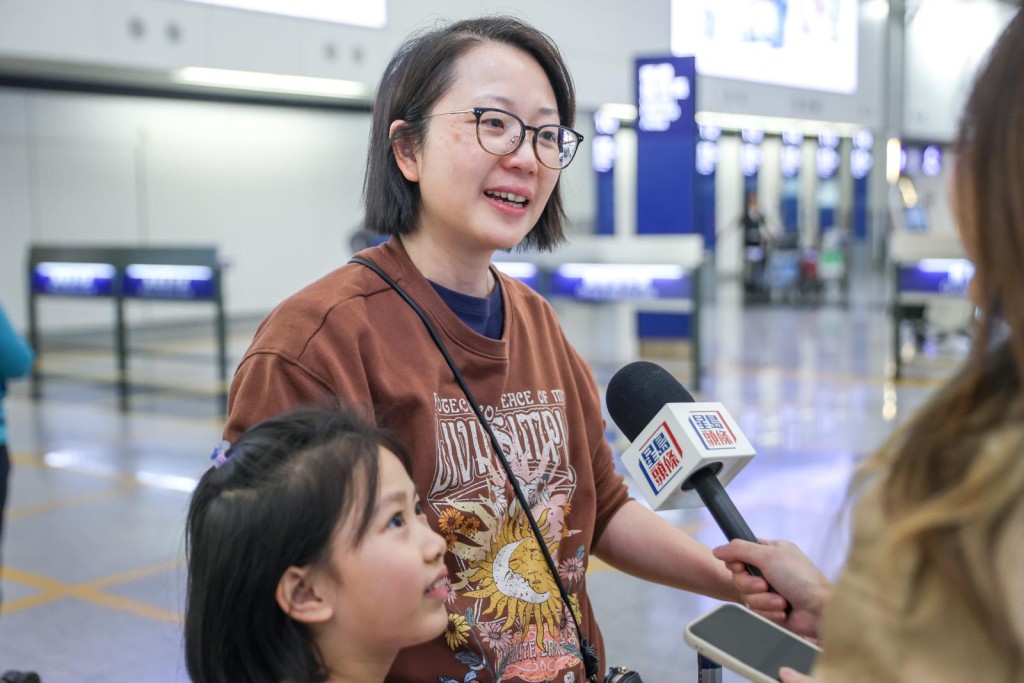 鍾太一家到韓國首爾玩了6日，指人流比想像中少，雖然當地天氣很冷，但小朋友看到積雪很開心。