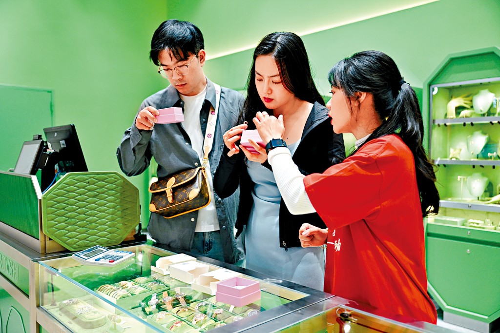 多個省市發放消費券刺激經濟。圖為海南海口免稅城。