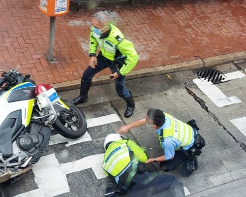 电单车翻侧，交通警员堕地受伤。 香港突发事故报料区FB图