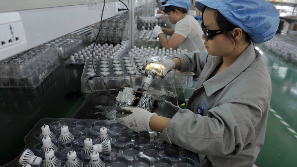 南京一家LED燈泡廠的職員正在進行測試。 路透社
