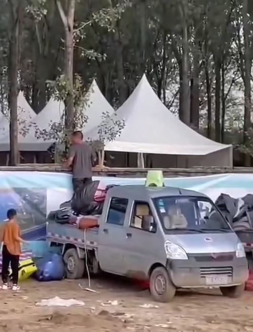 有網民拍下村民疑似在露營區偷竊。微博